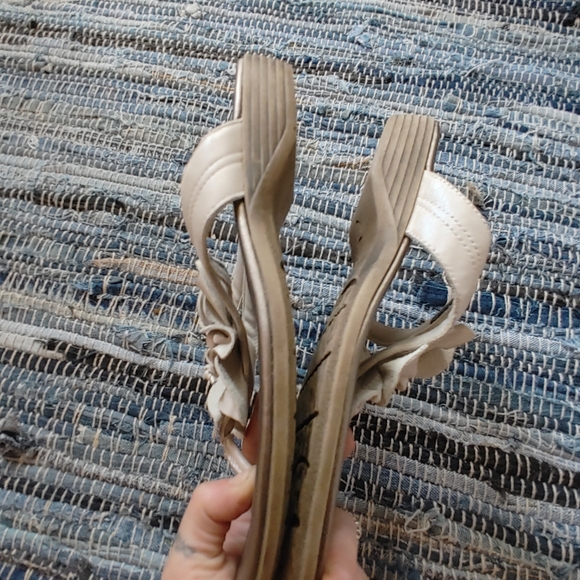 Clarks white leather micro wedge sandals with flower size 7.5 - Picture 4 of 6